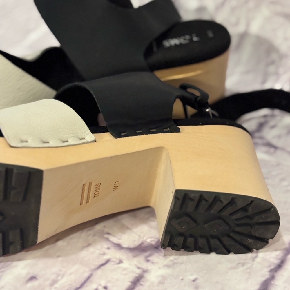 🔵TOMS “NWOT” Stylish Black and White Clog Sandals - Picture 5 of 8